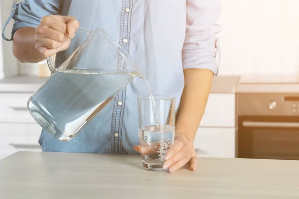 Femme Versant Eau Dans Verre Dans Cuisine Gros Plan Boisson — Photo