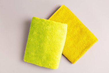 Açık renkli, üstten görünüm sarı temiz yumuşak havlu 