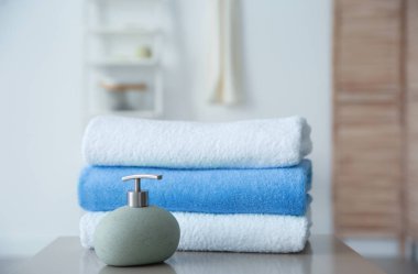 Temiz yumuşak havlu ve banyo sabun kabına