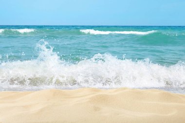 Güzel bir güneşli kum okyanus plaj manzarası