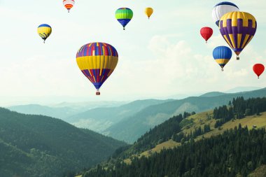 Dağ manzarası ve uçan Hava balonlar üzerinde yeşil orman