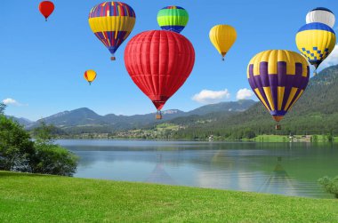 Dağ manzarası ve uçan Hava balonlar Nehri üzerinde