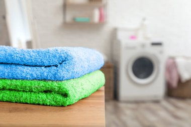 Çamaşır odasında, metin için yer masada renkli temiz havlu 