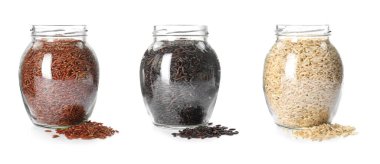 Beyaz arka plan üzerinde farklı pişmemiş pirinç ile Cam Kavanoz set