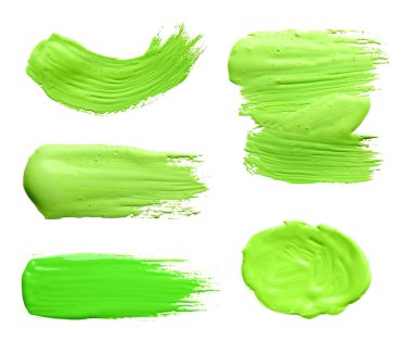 Yeşil boya soyut darbeleri ile beyaz arka plan üzerinde en iyi görünümü ayarla