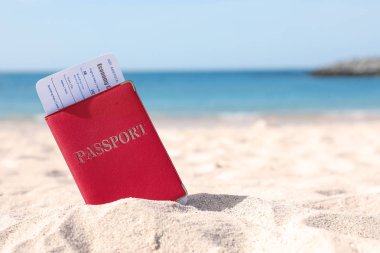 Passport ile uçak bileti kum plaj. Metin için yer