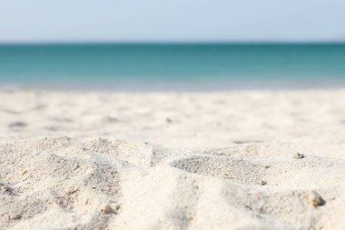 Güneşli, closeup temiz sıcak kum plaj. Metin için yer