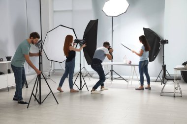 Fotoğraf stüdyosu profesyonel ekipman ve ekip işçilerin