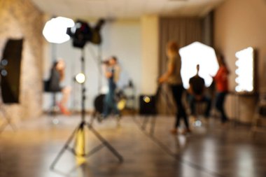 Bulanık fotoğraf stüdyosu profesyonel ekipman ve ekip işçilerin