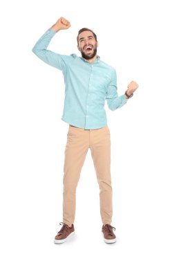 Genç adam beyaz arka plan üzerinde zaferini kutluyor