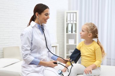 Küçük hastanede ziyaret doktor kız. Tansiyon ölçme ve nabız kontrol