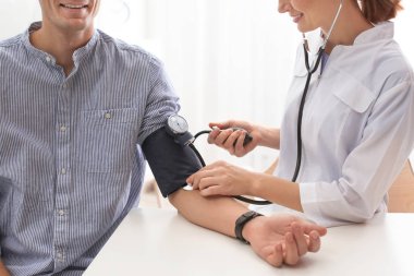 Kontrol hastanın kan basıncı hastanede, closeup doktor. Kardiyoloji kavramı