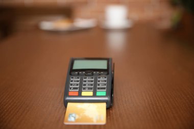 Terminal restoranda masada temassız ödeme için