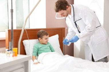 Kontrol küçük çocuğun sıcaklık hastanede doktor