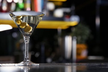 Kokteyl bar sayaç üzerinde zeytinli martini cam. Metin için yer