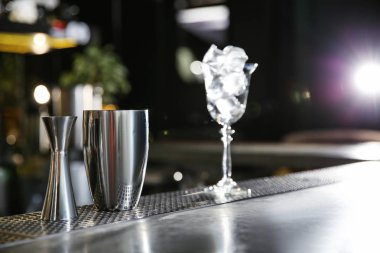 Shaker ve sayaç, metin için yer bar üzerinde aletlerden. Martini kokteyl yapmak