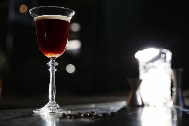 Bir bardak martini espresso kokteyl sayacı. Metin için yer