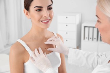 Klinikte genç hastanın Doğum lekesi inceleyerek dermatolog