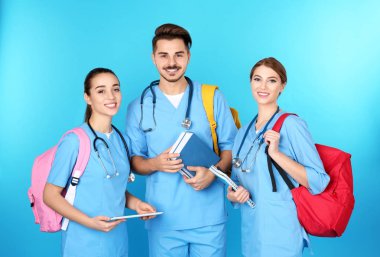 Grup genç tıp öğrenci renk arka plan üzerinde