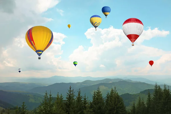 Mountain Landscape Flying Air Balloons Green Forest — Stock Photo, Image