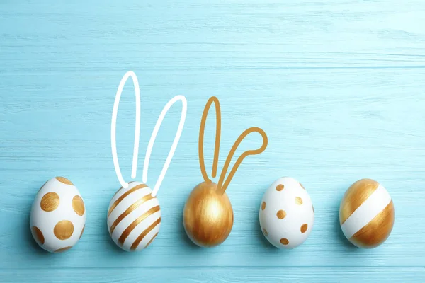 一套时尚的鸡蛋与复活节兔子耳朵在木背景 顶视图 — 图库照片