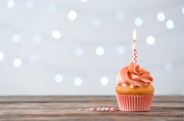 Köstliche Orangefarbene Cupcake Mit Brennender Kerze Auf Dem Tisch Vor — Stockfoto