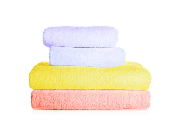 Stapel Von Bunten Sauberen Weichen Handtüchern Auf Weißem Hintergrund — Stockfoto