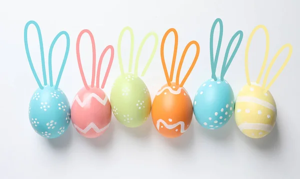 Conjunto Huevos Coloridos Con Orejas Conejo Pascua Sobre Fondo Claro —  Fotos de Stock