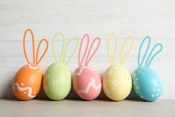 Conjunto Huevos Coloridos Con Orejas Conejo Pascua Mesa Sobre Fondo — Foto de Stock