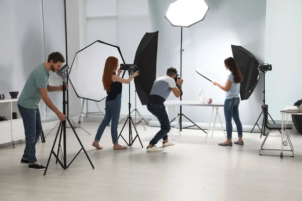 Фотостудия Профессиональным Оборудованием Командой Работников — стоковое фото