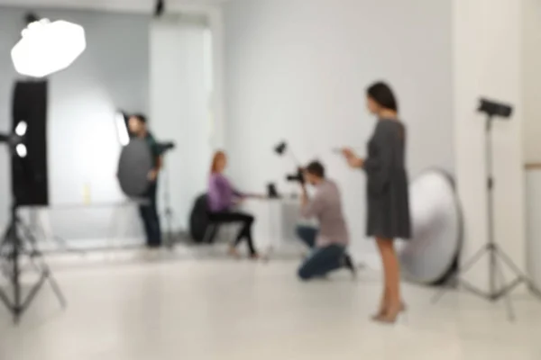 Studio Fotografico Sfocato Con Attrezzature Professionali Team Lavoratori — Foto Stock