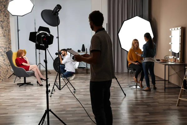 Studio Fotografico Con Attrezzature Professionali Team Lavoratori — Foto Stock