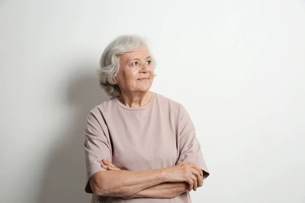 Portret Van Bejaarde Vrouw Lichte Achtergrond — Stockfoto
