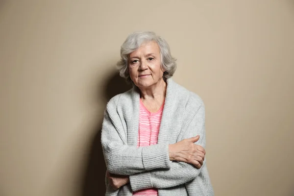 Renk Arka Plan Üzerinde Yaşlı Kadın Portresi — Stok fotoğraf