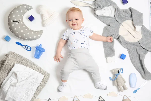 かわいい赤ちゃん服や白い背景の上のアクセサリーのトップ ビュー — ストック写真