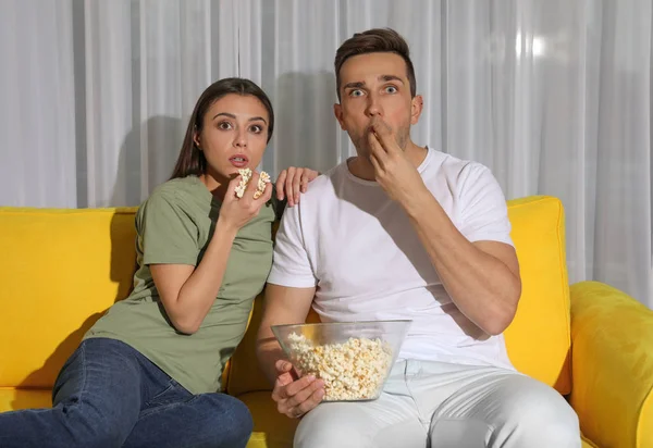 Para Oglądania Telewizji Razem Kanapie Salonie Popcorn — Zdjęcie stockowe
