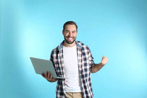 Emocjonalne Młody Człowiek Laptopa Świętuje Zwycięstwo Kolor Tła — Zdjęcie stockowe