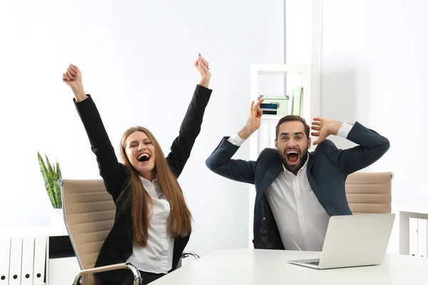 Kredi Kartı Office Zaferini Kutluyor Laptop Duygusal Gençlerle — Stok fotoğraf