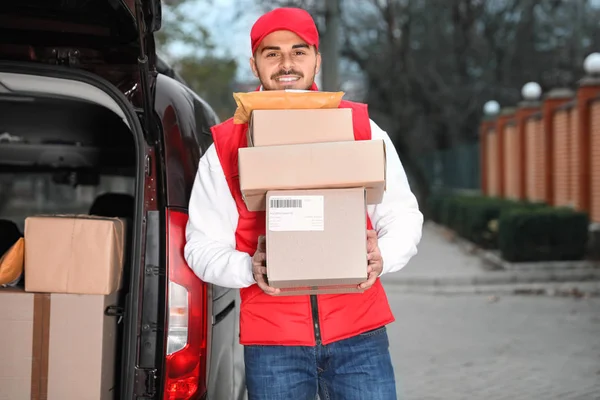 Deliveryman Tenendo Pila Pacchi Vicino Van All Aperto — Foto Stock