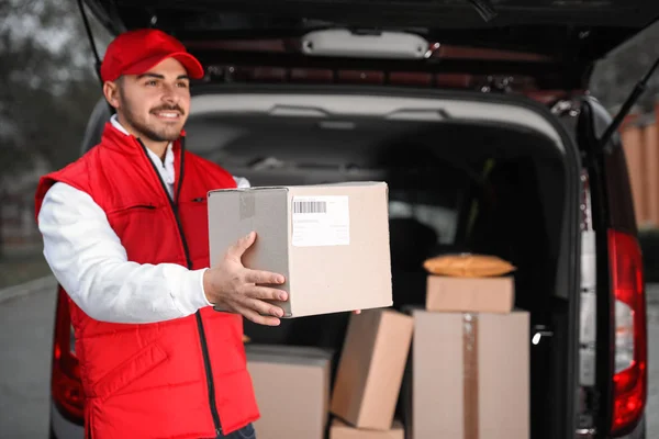Deliveryman Уніформі Дає Посилку Біля Фургона Відкритому Повітрі — стокове фото