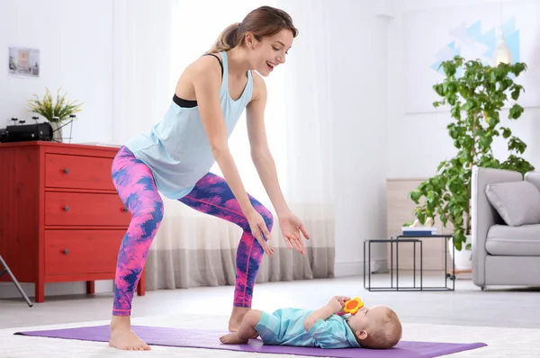 Jovem Esportiva Fazendo Exercício Com Seu Filho Casa Espaço Para — Fotografia de Stock