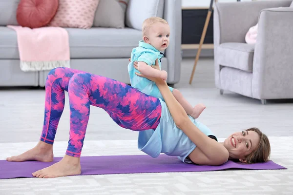 Jovem Esportiva Fazendo Exercícios Com Filho Casa Treinamento Fitness — Fotografia de Stock