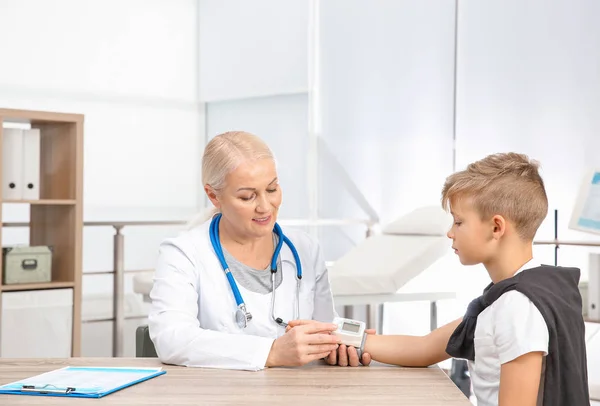 Médico Revisando Pulso Del Niño Pequeño Con Dispositivo Médico Hospital — Foto de Stock