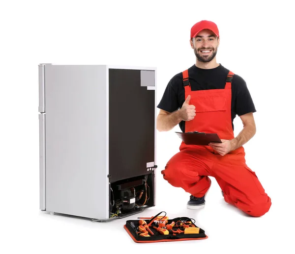 Técnico Masculino Com Prancheta Ferramentas Perto Refrigerador Quebrado Fundo Branco — Fotografia de Stock