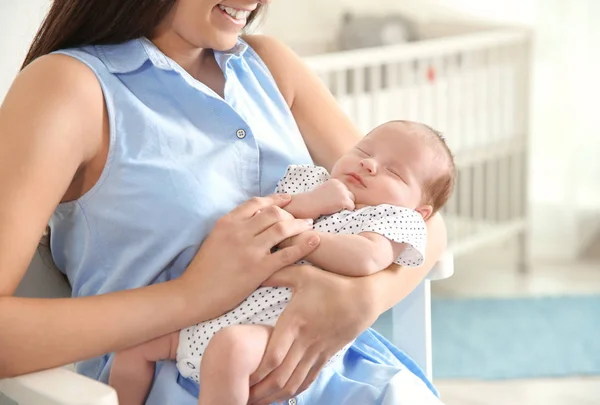 Junge Frau Mit Ihrem Neugeborenen Hause Nahaufnahme — Stockfoto