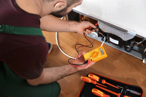 Técnico Masculino Reparando Refrigerador Roto Interior Primer Plano — Foto de Stock