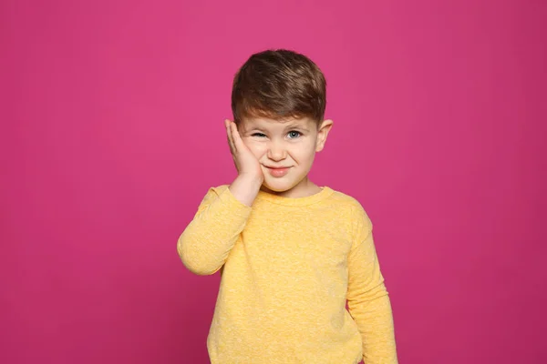 Liten Pojke Skrapa Ansiktet Färgbakgrund Irriterande Klåda — Stockfoto