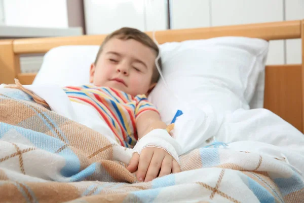 Niño Pequeño Con Goteo Intravenoso Que Duerme Cama Del Hospital — Foto de Stock