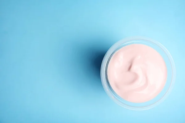 Taza Plástico Con Yogur Cremoso Espacio Para Texto Sobre Fondo — Foto de Stock