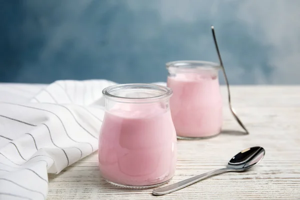 Glas Krukker Med Cremet Yoghurt Serveret Hvidt Træbord - Stock-foto